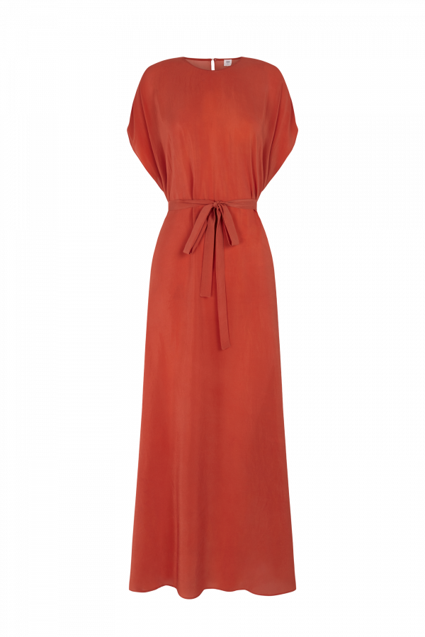 Fatima Long Dress, Naranja Oscuro, visto de frente con cinturón